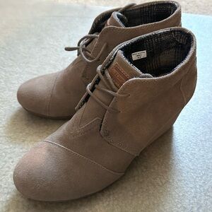 TOMS WEDGE BOOTS